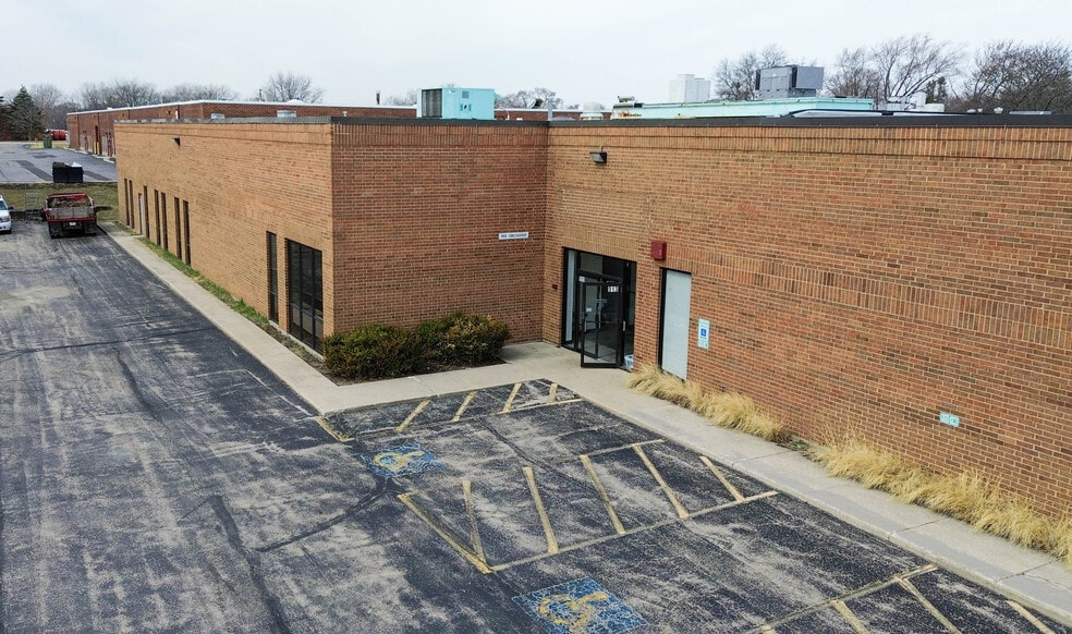 909 E Orchard St, Mundelein, IL for lease - Building Photo - Image 3 of 19