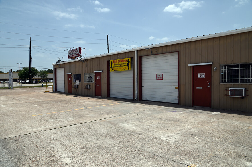 13329 Veterans Memorial Dr, Houston, TX for lease - Building Photo - Image 2 of 6