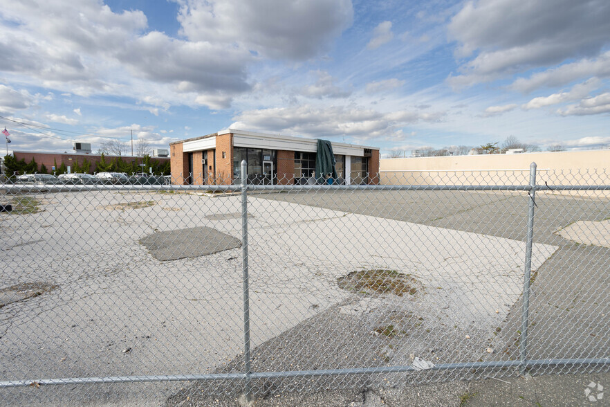 668 Central Ave, Cedarhurst, NY for lease - Building Photo - Image 3 of 4