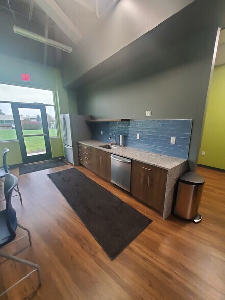 440 Renaissance Dr, Saint Joseph, MI for lease - Interior Photo - Image 3 of 8