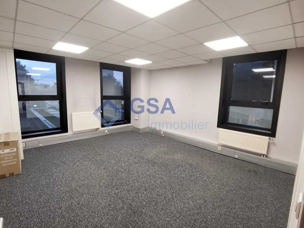 Office in Évry-Courcouronnes for lease Interior Photo- Image 1 of 7
