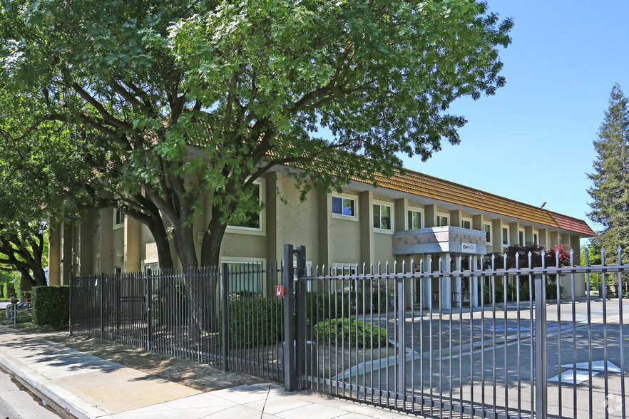 20 N Dewitt Ave, Clovis, CA for lease - Primary Photo - Image 1 of 11