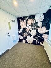 2-14 Boul Désaulniers, Saint-lambert, QC for lease Interior Photo- Image 1 of 4