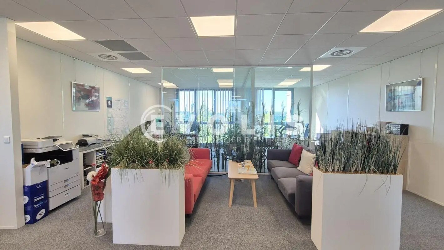 Office in Serris for lease Interior Photo- Image 1 of 11