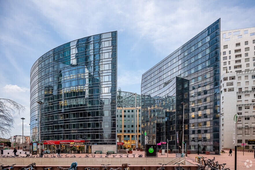 Office in Nanterre for lease - Building Photo - Image 2 of 16