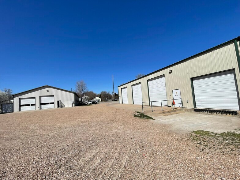 325 W 6th Ave, El Dorado, KS for lease - Primary Photo - Image 1 of 5