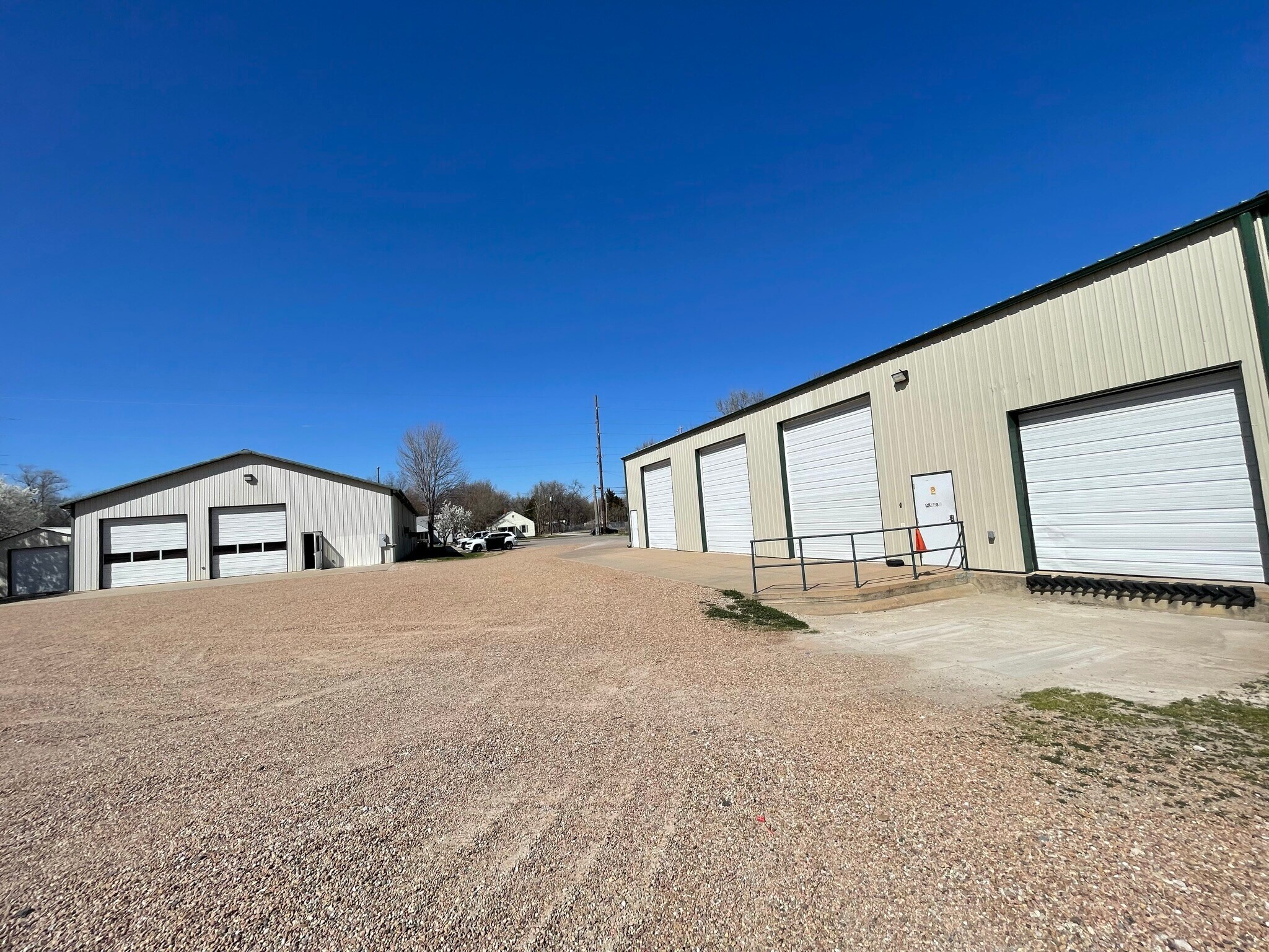 325 W 6th Ave, El Dorado, KS for lease Primary Photo- Image 1 of 6