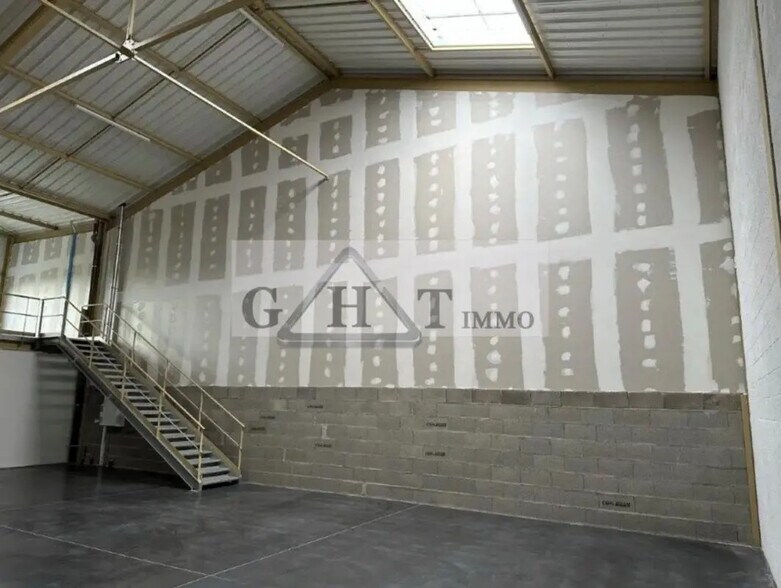 Industrial in Montévrain for sale - Interior Photo - Image 3 of 4