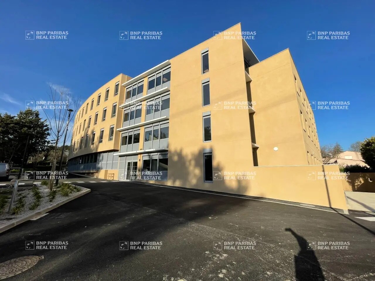 Office in Aix-en-Provence for sale Building Photo- Image 1 of 11