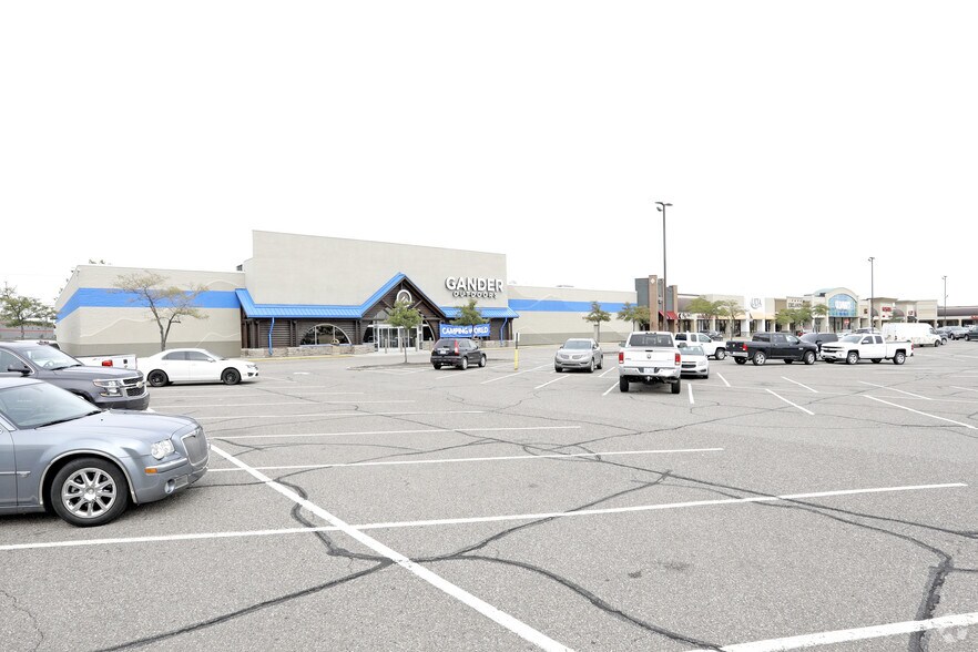 13821-13995 Hall Rd, Shelby Township, MI for lease - Building Photo - Image 3 of 8