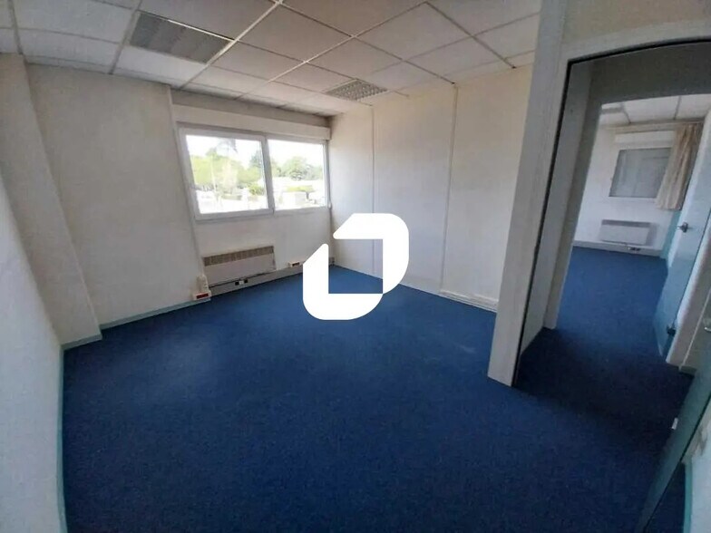 Office in Eysines for lease - Interior Photo - Image 2 of 10