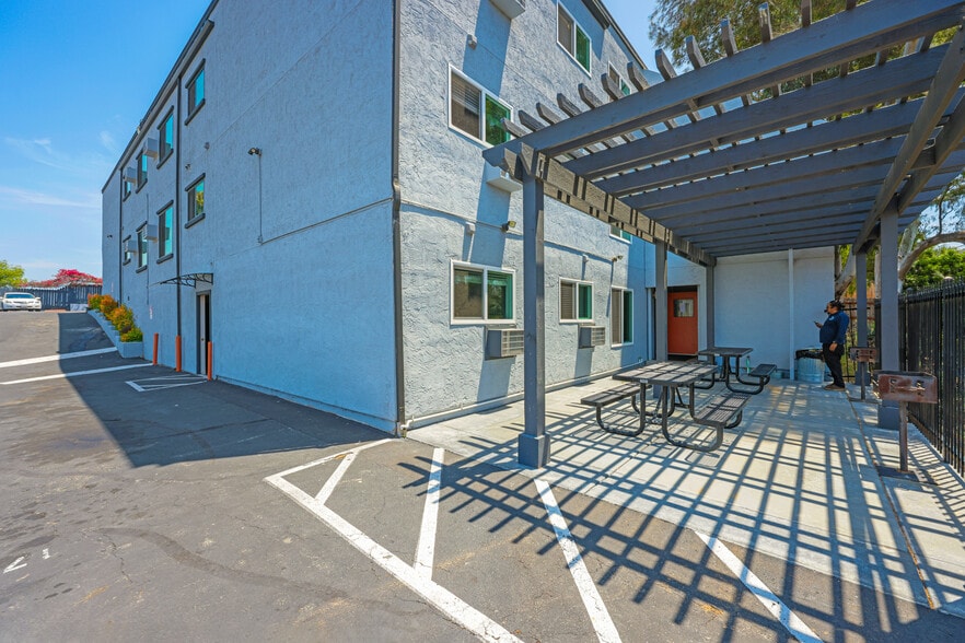 4999 Sterling Ct, San Diego, CA for sale - Building Photo - Image 3 of 17