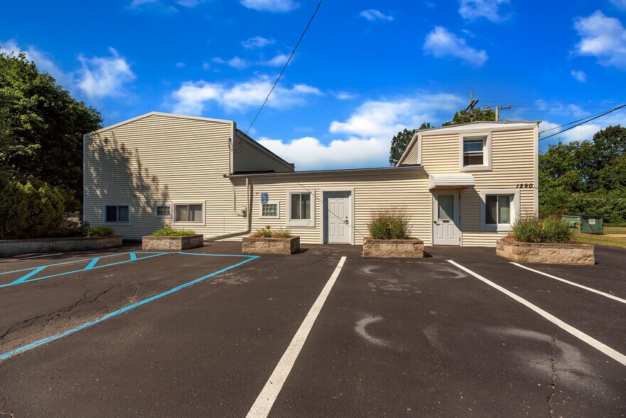 1290 Byron Rd, Howell, MI 48843