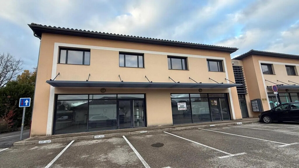 Location Commerce 88 m² à 176 m² - Photo 1