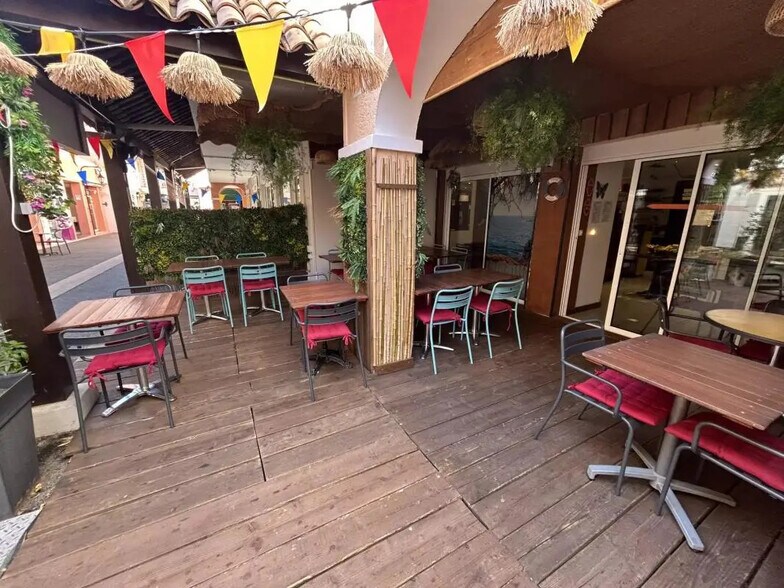 Retail in Saint-Raphaël for sale - Building Photo - Image 2 of 12