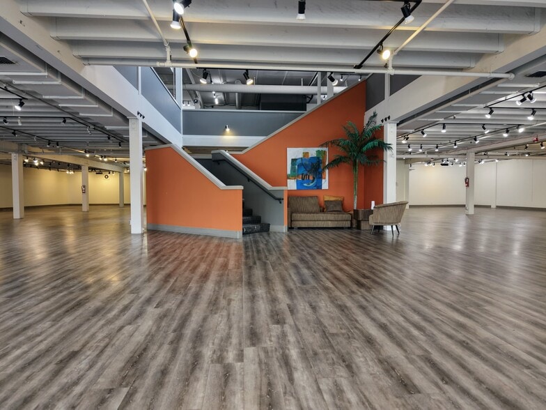 16705 Southcenter Pky, Tukwila, WA for sale - Interior Photo - Image 2 of 17