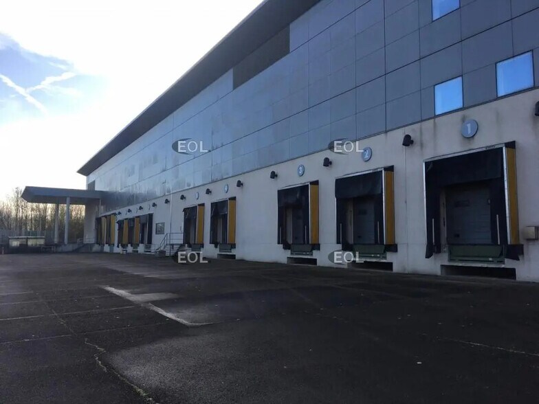 Industrial in Élancourt for lease - Building Photo - Image 3 of 34