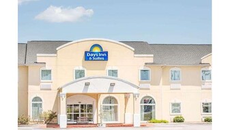 Days Inn & Suites Swainsboro - Motel