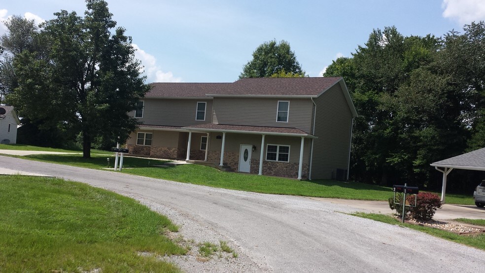 71 Village Dr, Carbondale, IL 62902