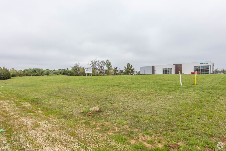 44341 Defender Dr., Chantilly, VA for lease - Building Photo - Image 2 of 3