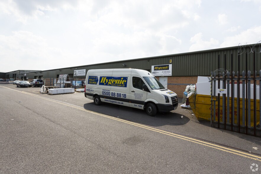 Knowles Ln, Bradford, WYK BD4 9SW