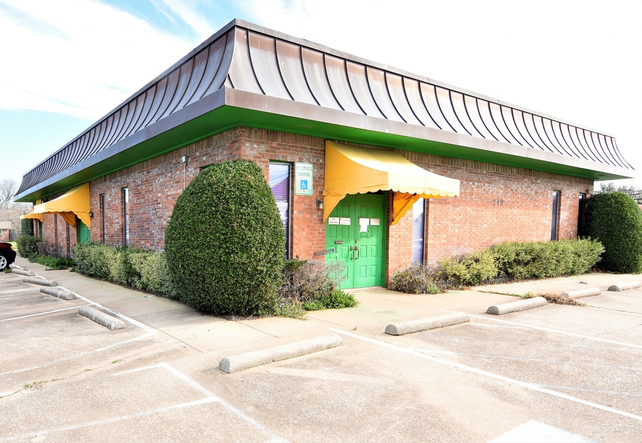 240 W Bedford Euless Rd, Hurst, TX 76053