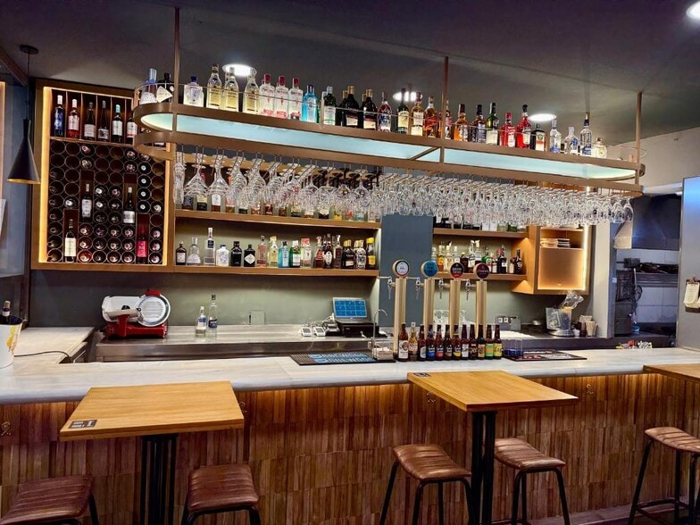 Retail in Madrid, Madrid for lease - Building Photo - Image 1 of 1