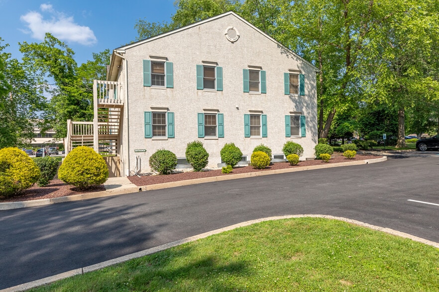 900 Lenmar Dr, Blue Bell, PA for sale - Building Photo - Image 1 of 4