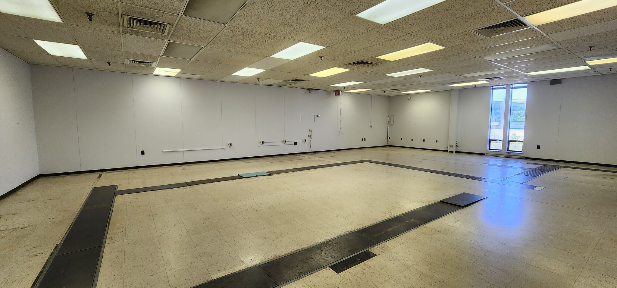 300 Laird St, Wilkes Barre, PA for lease Interior Photo- Image 1 of 5