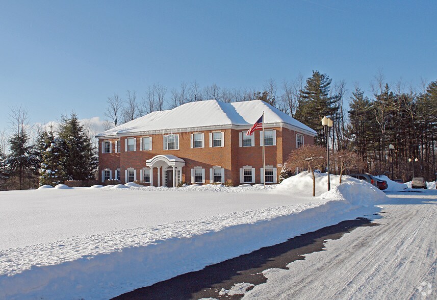 7 Daggett Dr, Rexford, NY 12148