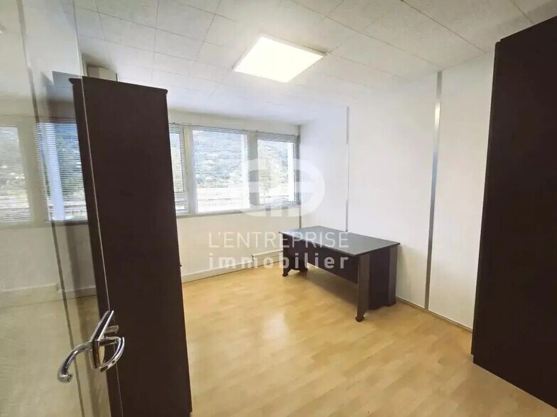 Office in Carros for lease - Interior Photo - Image 2 of 7