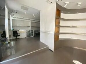 Retail in Paris for lease Interior Photo- Image 1 of 4