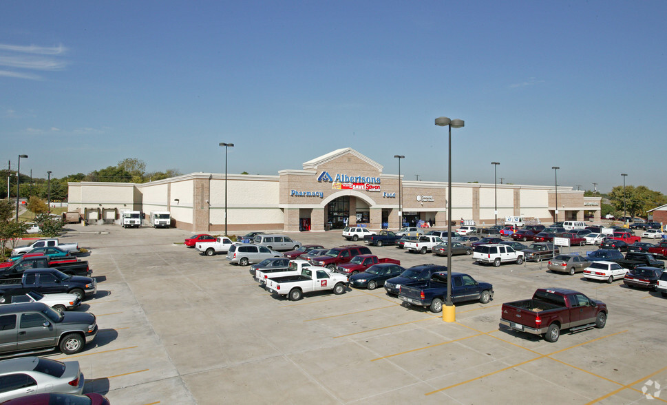 215 N Carrier Pky, Grand Prairie, TX for lease - Primary Photo - Image 1 of 5