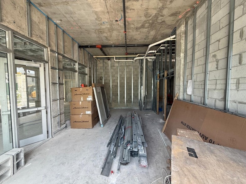 650 SW 1st St, Miami, FL for lease - Building Photo - Image 3 of 11