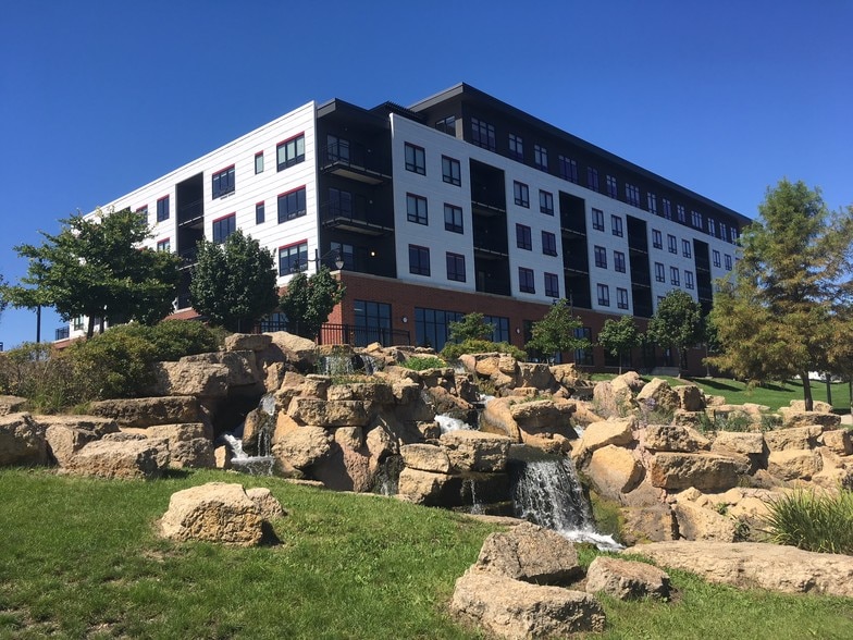 302-310 S 1st St, Champaign, IL for lease - Primary Photo - Image 1 of 9