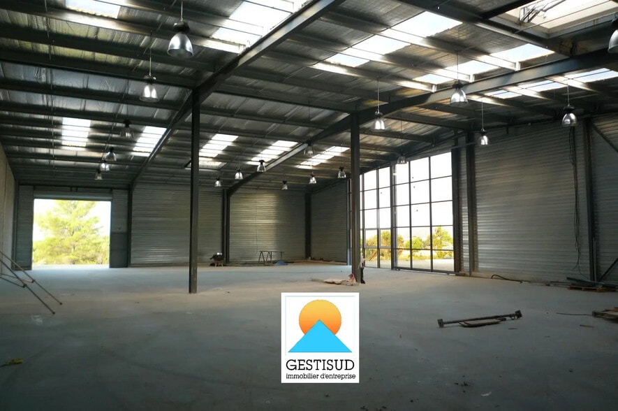 Flex in Signes for lease - Interior Photo - Image 2 of 3