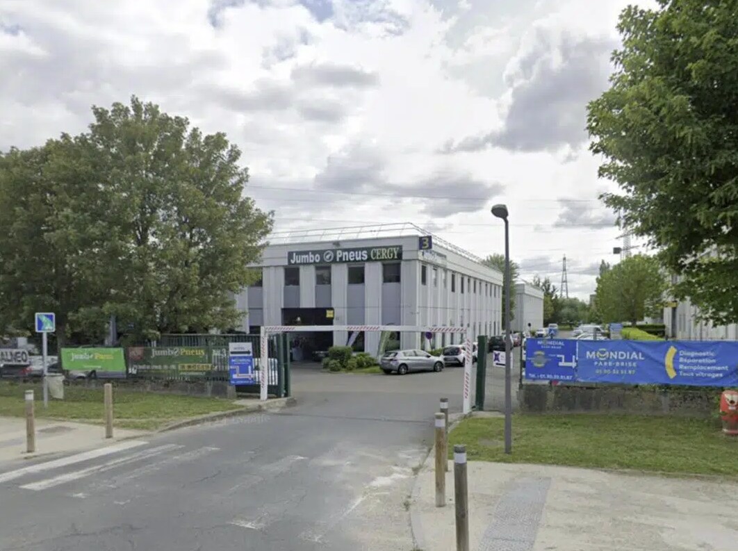 9 Chaussée Jules César, Osny for lease Primary Photo- Image 1 of 4