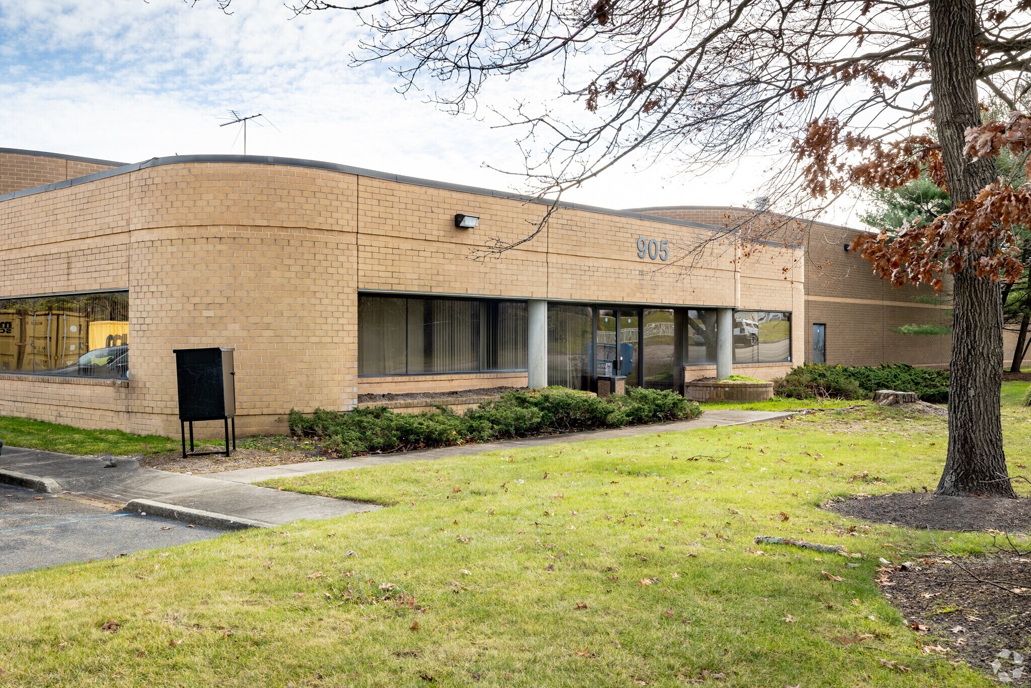 905 Waverly Ave, Holtsville, NY for sale Primary Photo- Image 1 of 1