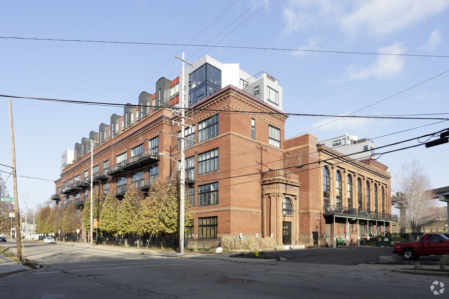 600 Broadway Ave, Grand Rapids, MI for sale - Primary Photo - Image 1 of 1