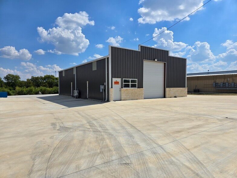 401 N Central Ave, Troy, TX for lease - Building Photo - Image 2 of 12