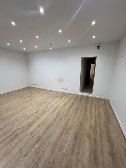 Retail in Vincennes for lease - Interior Photo - Image 1 of 4