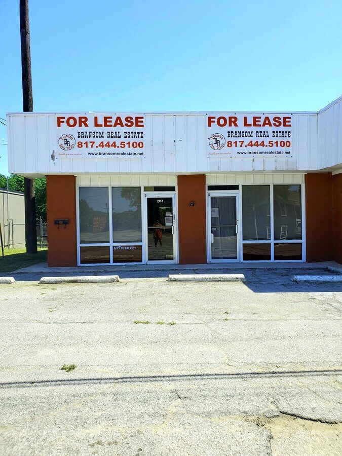 204 W Main St, Azle, TX 76020