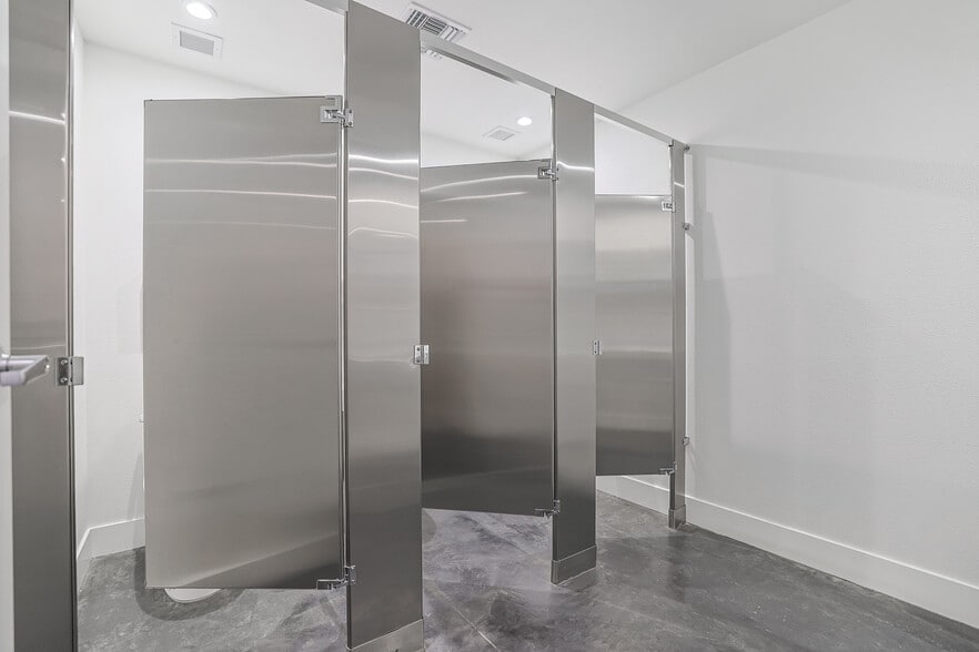 1031 S Victory Blvd, Burbank, CA for lease - Building Photo - Image 3 of 12