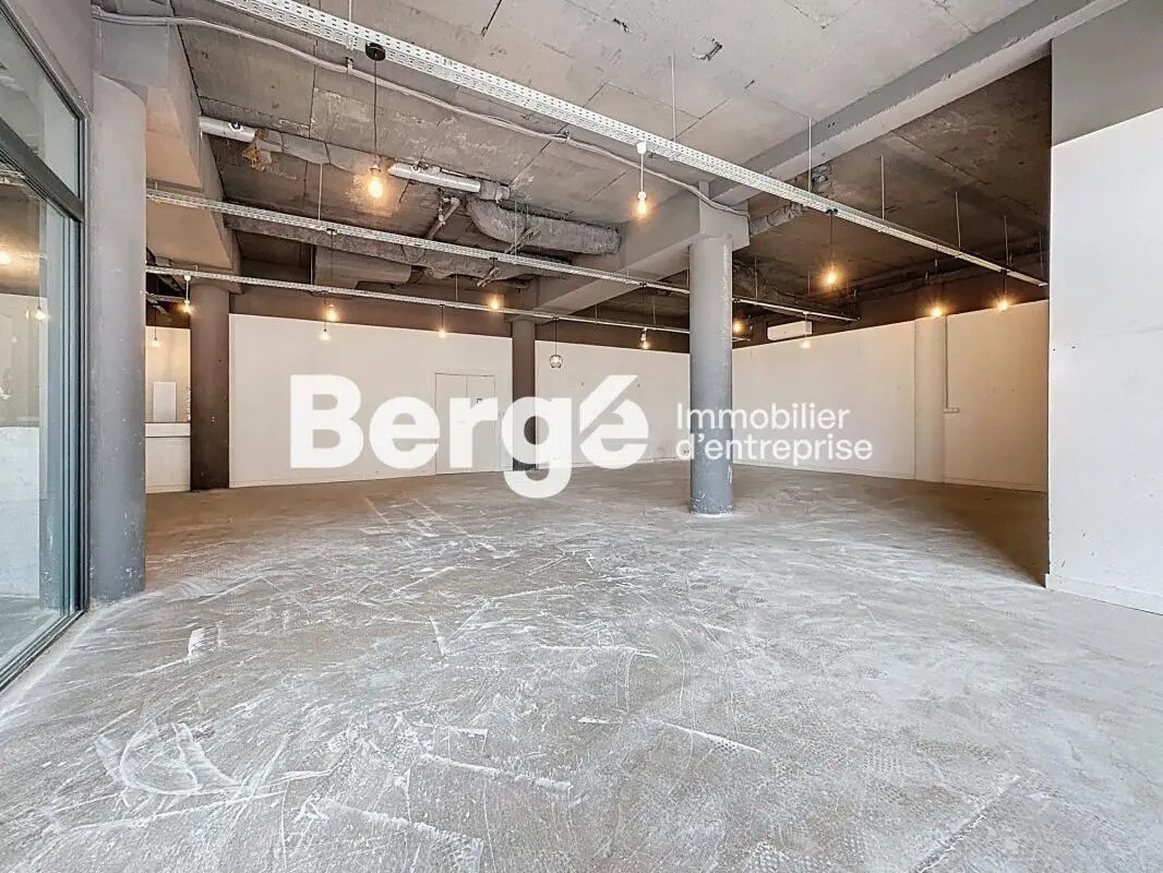 Retail in Antibes for lease Building Photo- Image 1 of 6