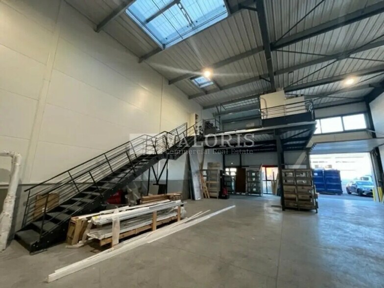 Flex in Gignac-la-Nerthe for lease - Building Photo - Image 3 of 9