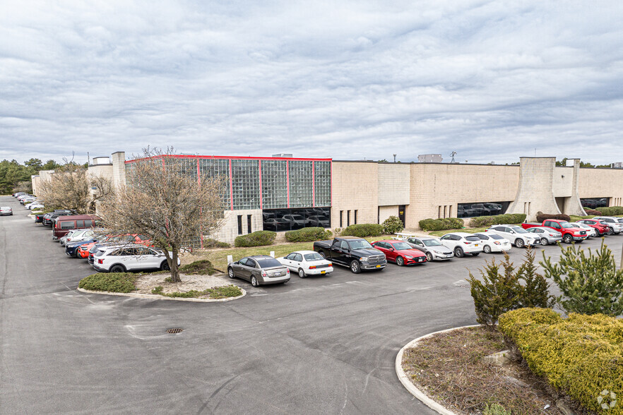 100-150 Executive Dr, Edgewood, NY for sale - Building Photo - Image 1 of 1