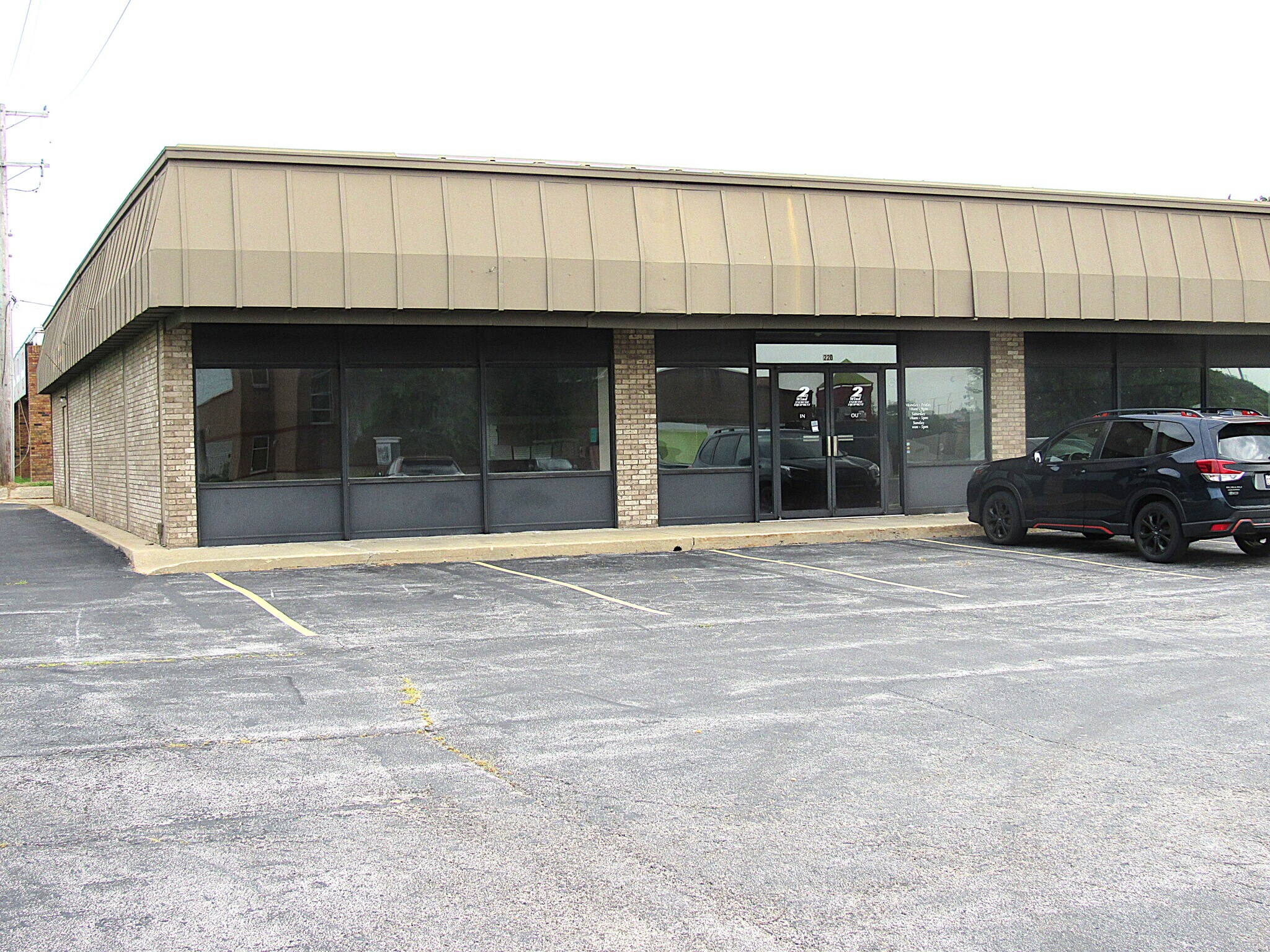 220 Regional Dr, Alton, IL for lease Interior Photo- Image 1 of 9