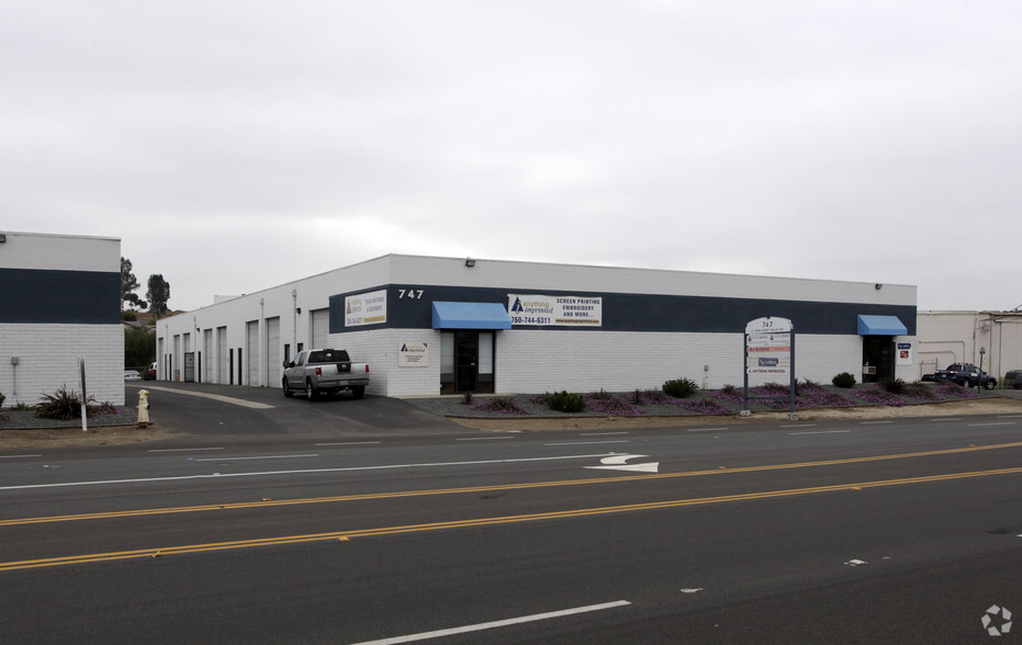 747 Twin Oaks Valley Rd, San Marcos, CA for lease - Building Photo - Image 2 of 4