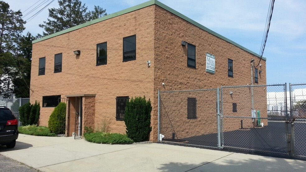 32 Holman Blvd, Hicksville, NY for sale - Building Photo - Image 1 of 1