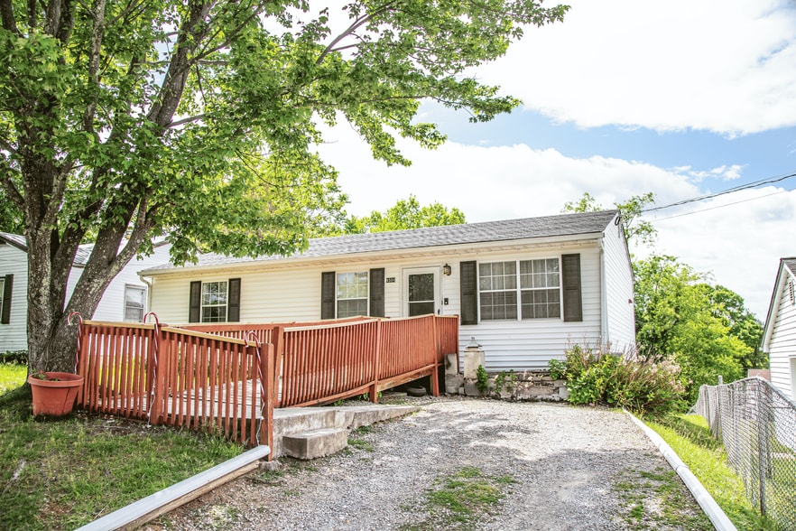 Roanoke VA - 27 Property Package portfolio of 26 properties for sale on LoopNet.com - Building Photo - Image 2 of 27